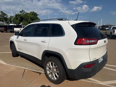 Used 2017 Jeep Cherokee Latitude w/ Safety/Convenience Group FWD image 2