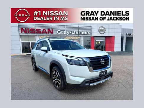 Certified 2025 Nissan Pathfinder Platinum w/ Cargo Package FWD image 1