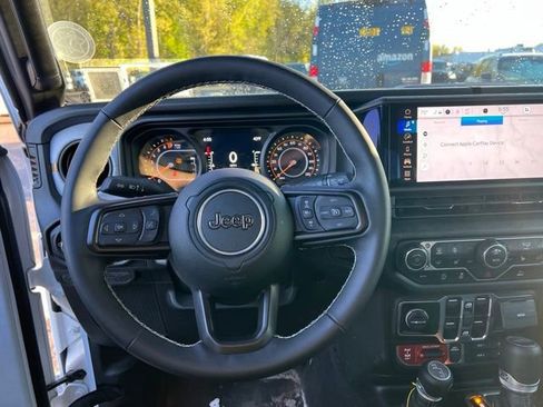 Used 2025 Jeep Gladiator Sport AWD/4WD image 16