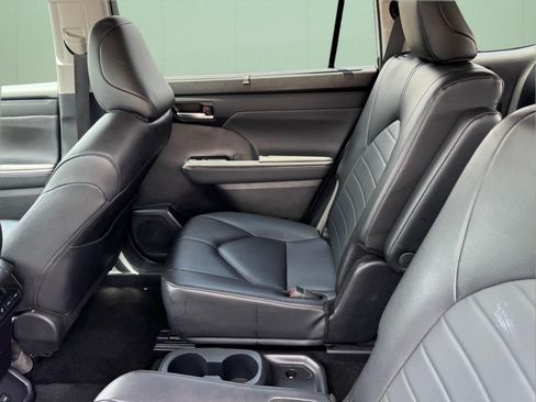 Used 2024 Toyota Highlander XLE FWD image 10