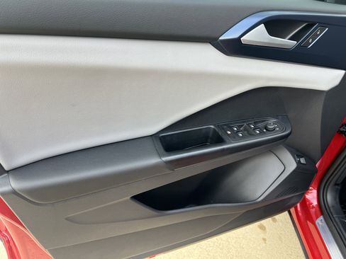 Certified 2022 Volkswagen Taos SE image 10