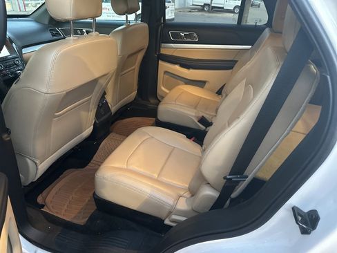 Used 2016 Ford Explorer XLT w/ Equipment Group 202A image 6