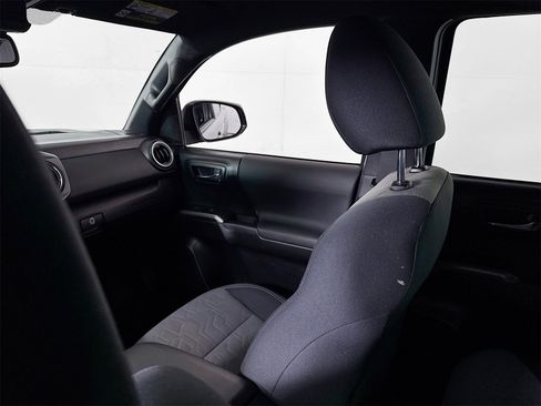 Used 2021 Toyota Tacoma TRD Sport image 19