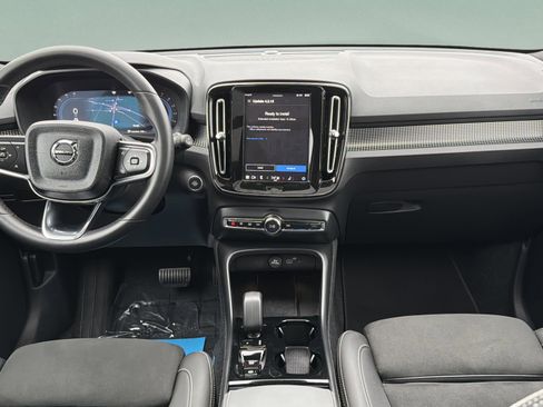 Used 2025 Volvo XC40 B5 Plus image 30