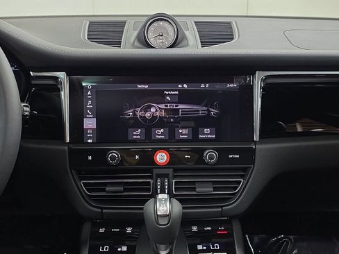 Certified 2025 Porsche Macan AWD/4WD image 16