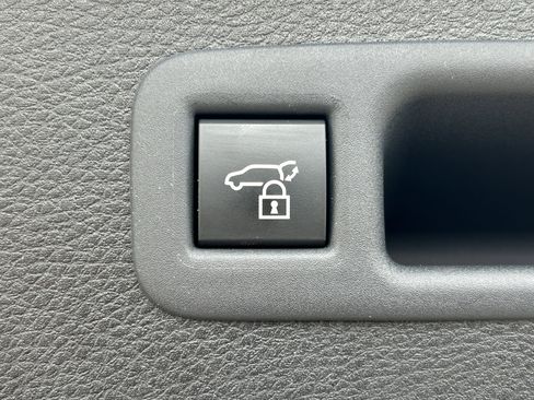 Used 2025 Toyota Sienna Platinum image 26