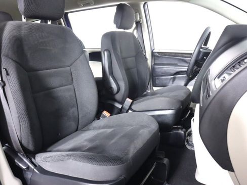 Used 2019 Dodge Grand Caravan SE w/ UConnect Hands-Free Group image 33