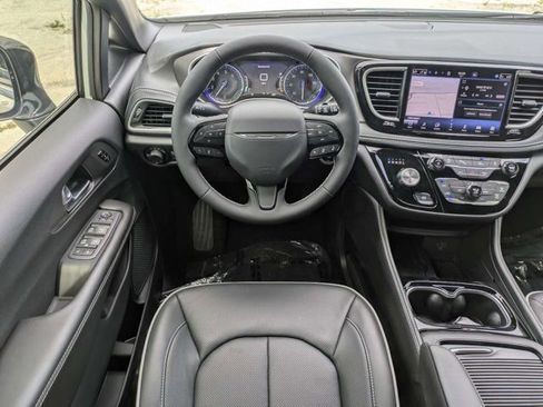 New 2027 Chrysler Pacifica Limited FWD image 18