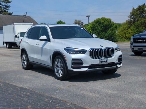 Used 2022 BMW X5 xDrive40i w/ Parking Assistance Package AWD/4WD image 2
