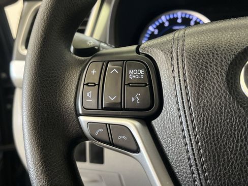 Used 2017 Toyota Highlander LE FWD image 34