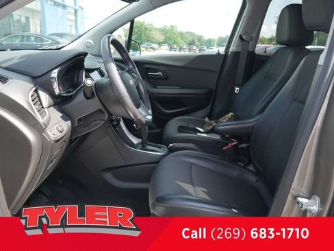 Used 2022 Chevrolet Trax LT w/ LT Convenience Package AWD/4WD image 32