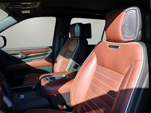 Used 2023 GMC Yukon XL Denali Ultimate image 12