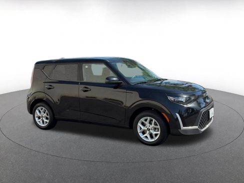 Used 2025 Kia Soul LX w/ LX Technology Package FWD image 2
