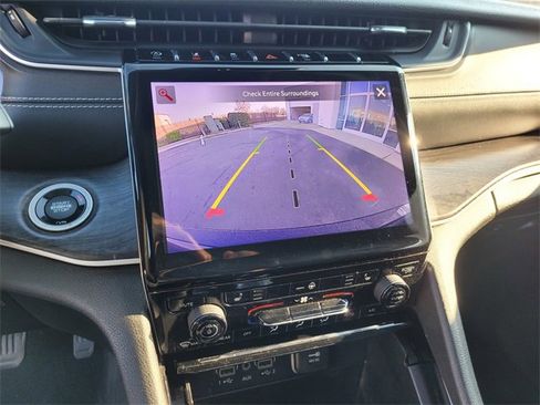 Used 2023 Jeep Grand Cherokee Limited w/ Black Appearance Package image 18