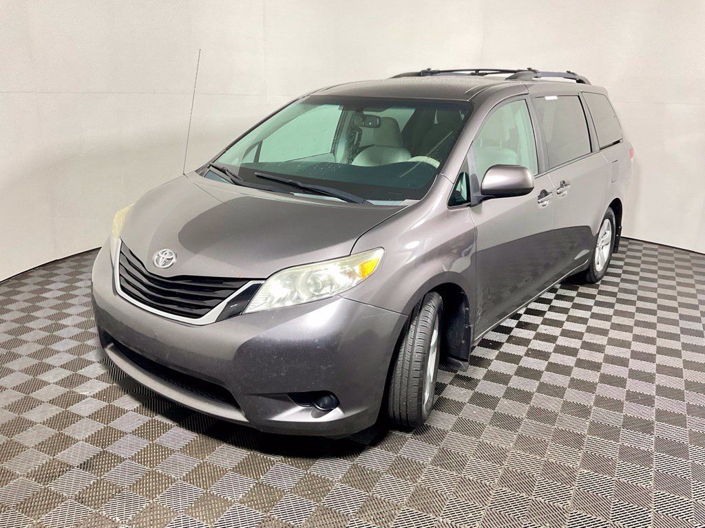 Used 2013 Toyota Sienna LE w/ Towing Pkg FWD image 8
