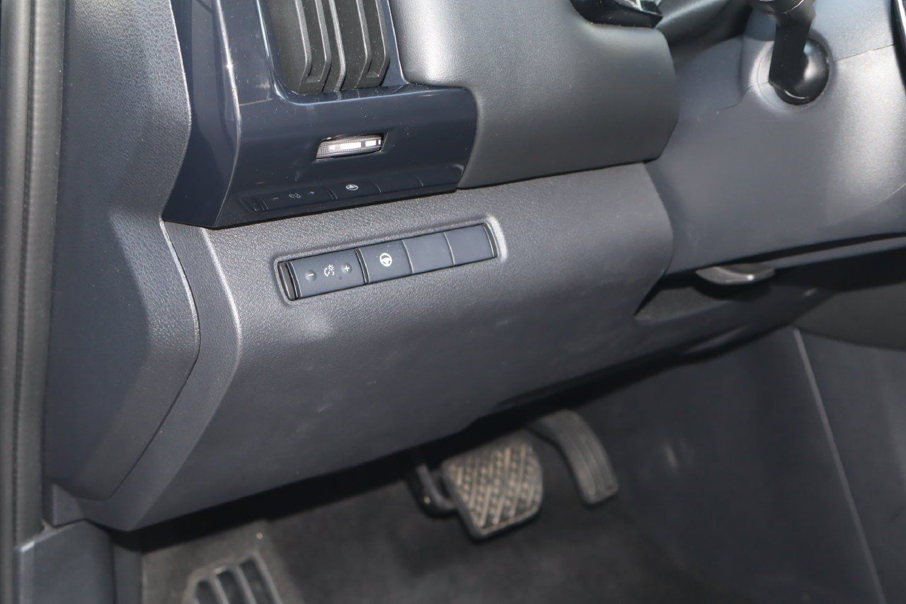 Used 2024 Nissan Pathfinder SV FWD image 24