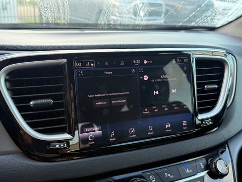 Used 2025 Chrysler Pacifica Select FWD image 31
