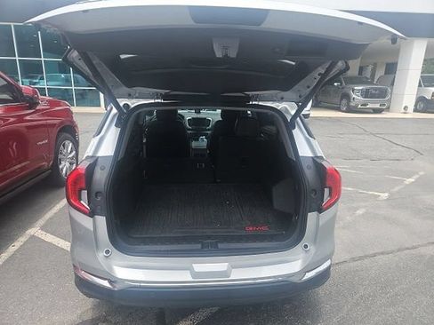 Used 2022 GMC Terrain SLT w/ Tech Package FWD image 5