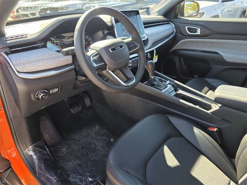 New 2026 Jeep Compass Latitude image 13