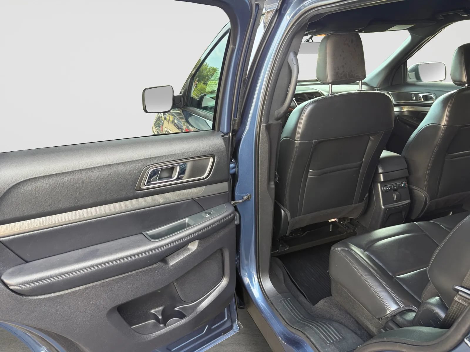 Used 2019 Ford Explorer XLT w/ Equipment Group 202A AWD/4WD image 14