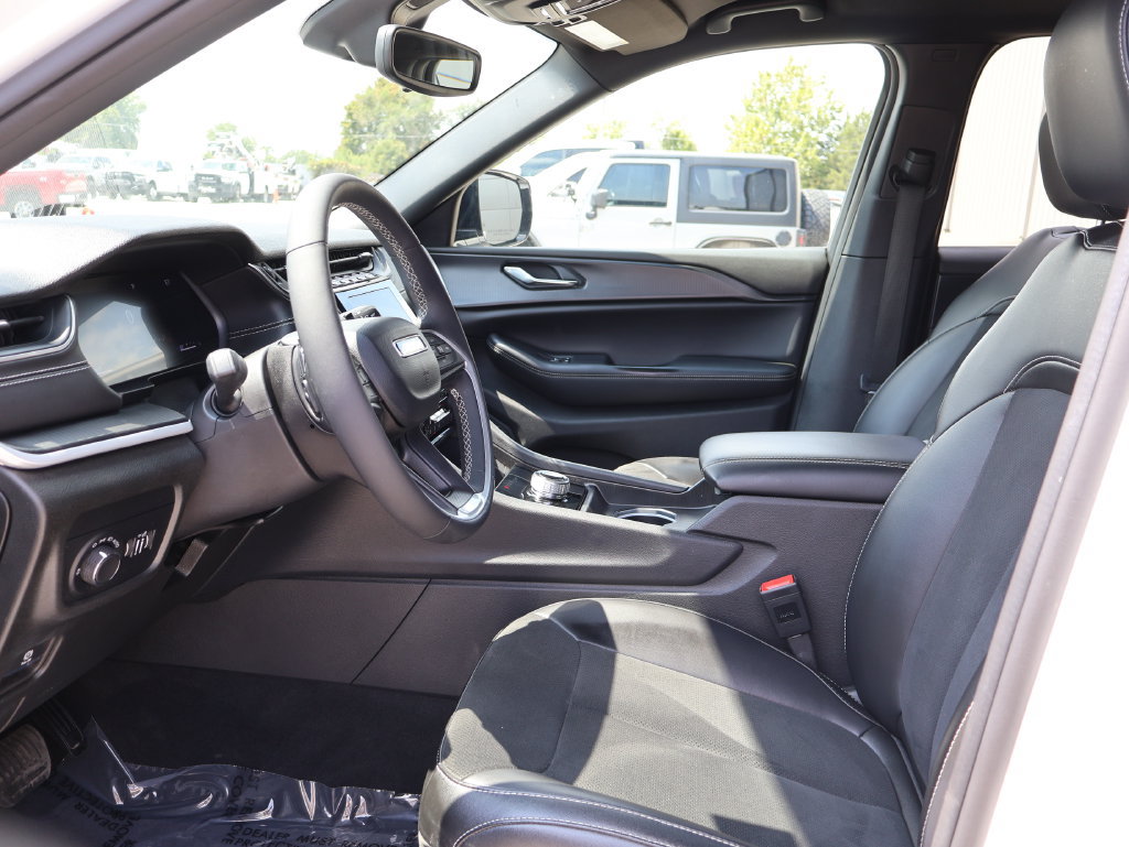 Used 2024 Jeep Grand Cherokee Altitude AWD/4WD image 22