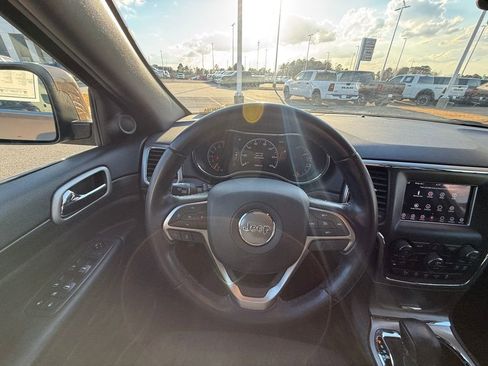 Used 2020 Jeep Grand Cherokee Laredo image 28