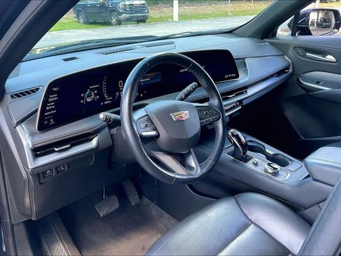 Used 2025 Cadillac XT4 Premium Luxury image 4