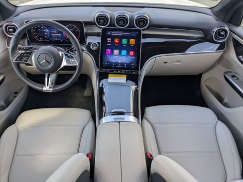 Used 2025 Mercedes-Benz GLC 300 image 2