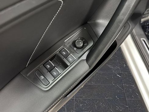 Used 2024 Volkswagen Tiguan SE R-Line image 28