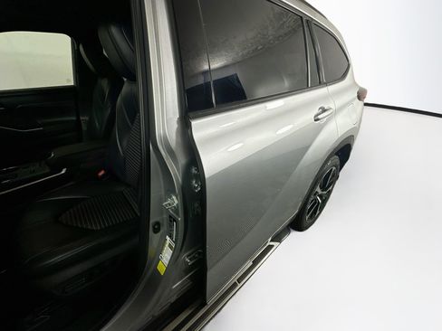 Used 2021 Toyota Highlander XSE FWD image 12