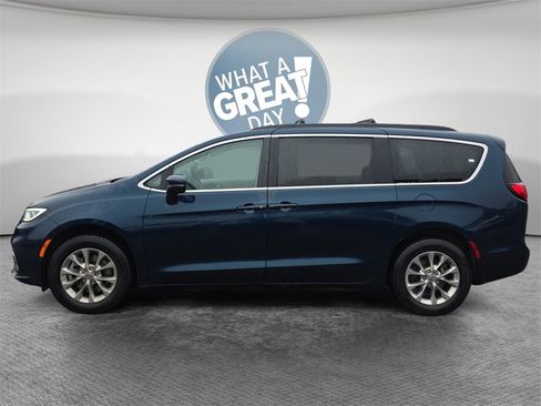 Used 2022 Chrysler Pacifica Touring-L w/ Uconnect Theater Family Group image 7