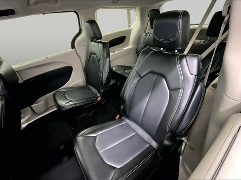 Used 2024 Chrysler Pacifica Touring-L FWD image 20