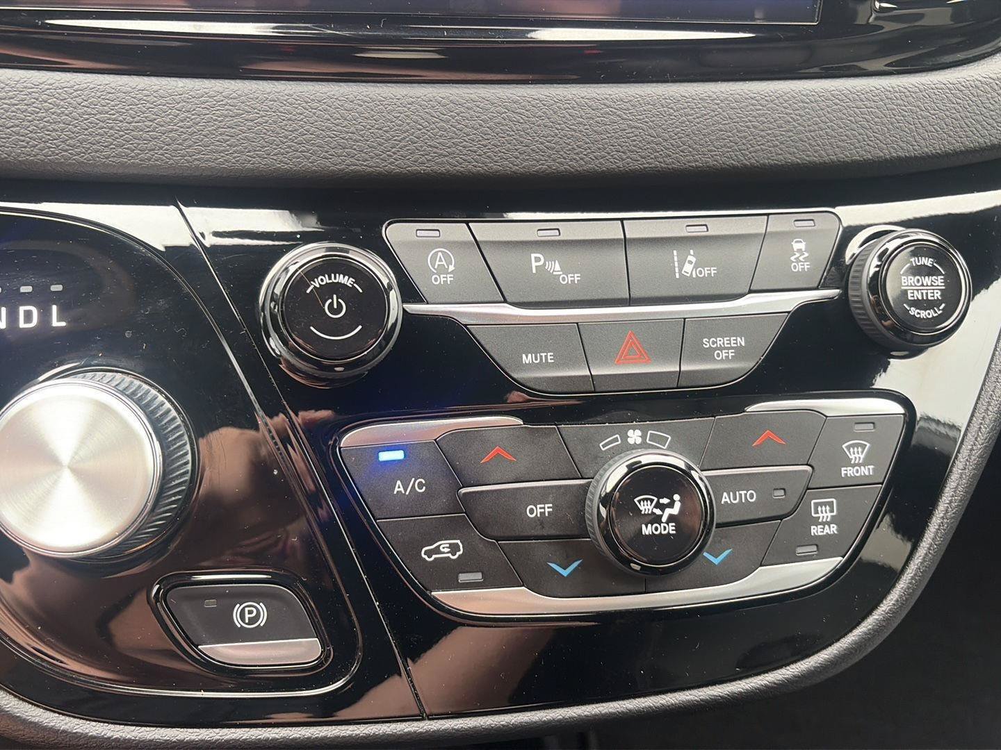 Used 2026 Chrysler Pacifica Select FWD image 19