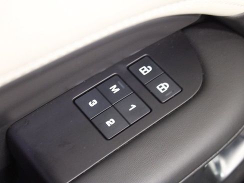 Used 2025 Land Rover Discovery Metropolitan Edition AWD/4WD image 19