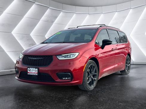 Used 2025 Chrysler Pacifica Limited image 1