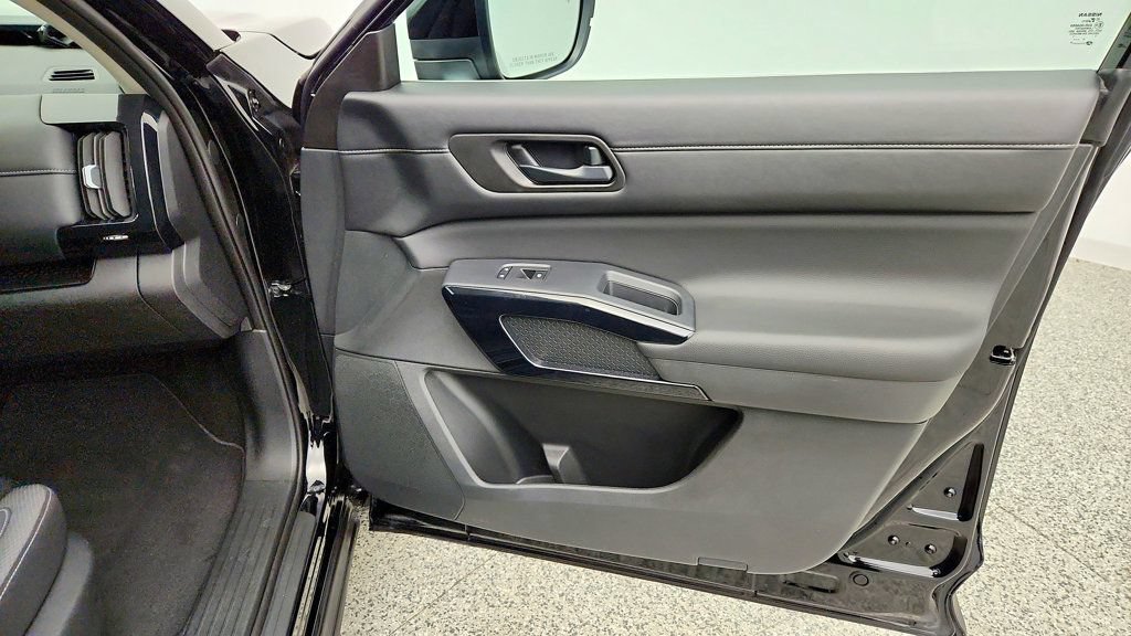 Used 2024 Nissan Pathfinder S AWD/4WD image 25