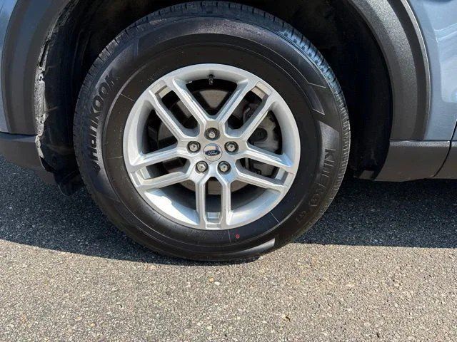 Used 2025 Ford Explorer Active AWD/4WD image 3