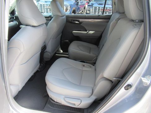 Used 2023 Toyota Highlander Limited FWD image 35