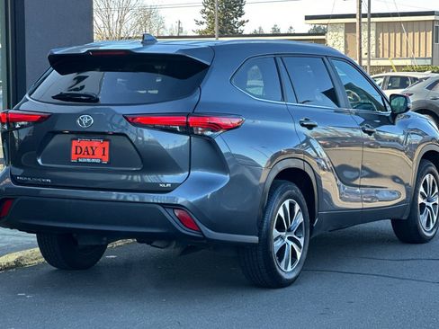 Used 2023 Toyota Highlander XLE FWD image 5