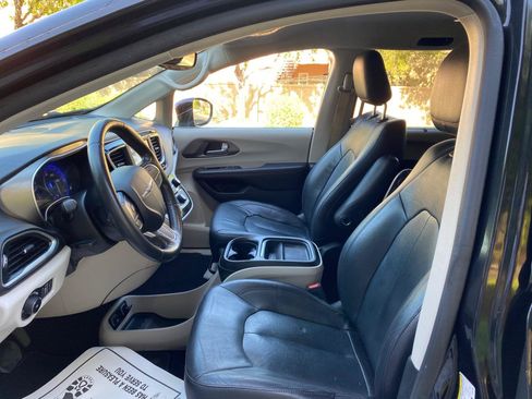 Used 2020 Chrysler Pacifica Touring-L FWD image 36