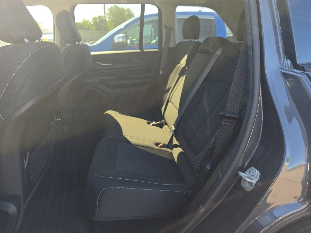 Used 2023 Jeep Grand Cherokee Laredo AWD/4WD image 11