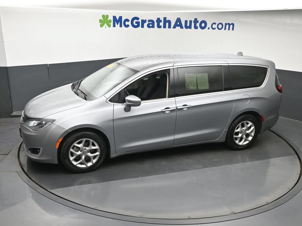 Used 2019 Chrysler Pacifica Touring Plus w/ Tire & Wheel Group FWD image 22