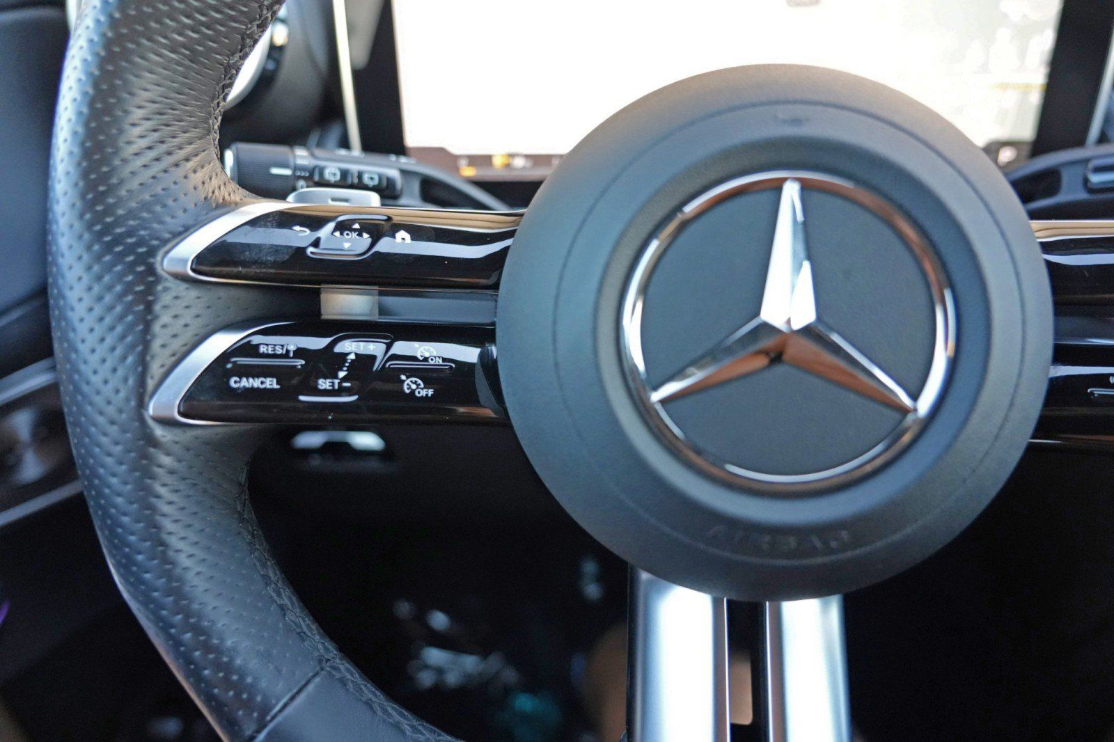 Used 2025 Mercedes-Benz GLC 350e 4MATIC w/ AMG Line image 24