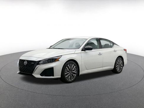 Used 2025 Nissan Altima 2.5 SV FWD image 3