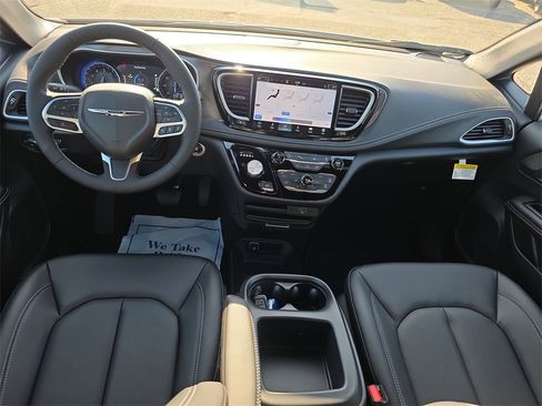 New 2026 Chrysler Pacifica Select image 14