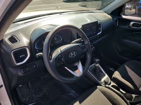 Used 2024 Hyundai Venue SEL image 19
