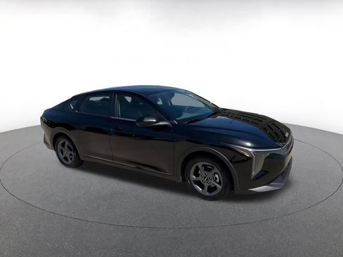 Used 2025 Kia K4 LXS image 2