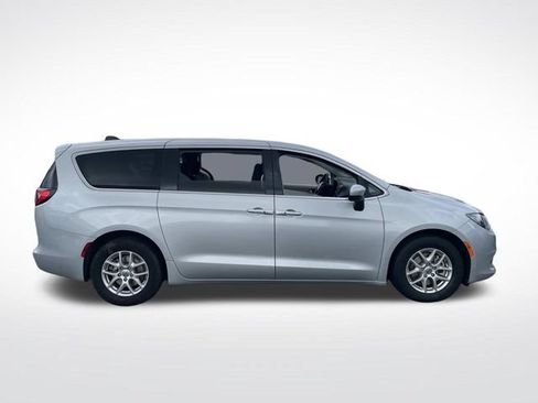 Used 2023 Chrysler Voyager LX FWD image 9