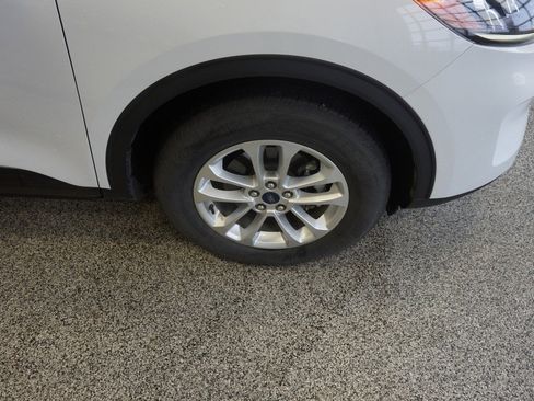 Used 2020 Ford Escape SE image 2