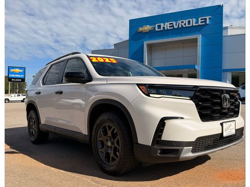 Used 2025 Honda Pilot TrailSport image 1